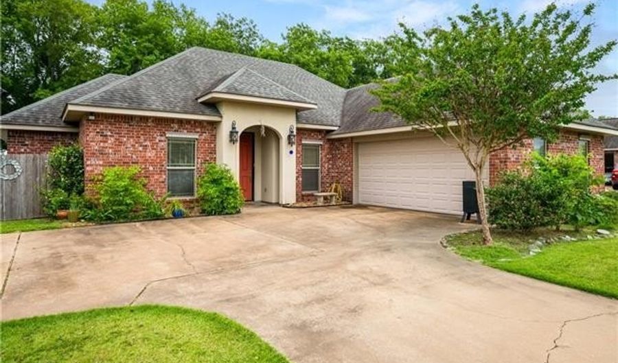140 GRAND LAKES Blvd, Alexandria, LA 71301 - 3 Beds, 2 Bath