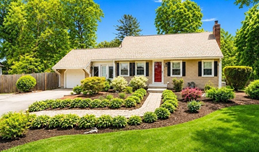 11 Autumn Ln, Attleboro, MA 02703 - 3 Beds, 2 Bath