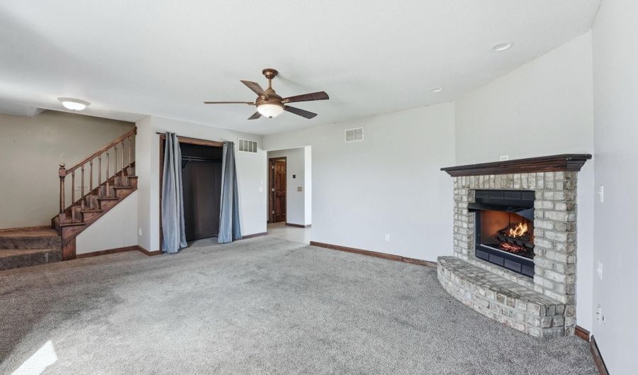 302 Willard Dr, Auburn, IN 46706 - 4 Beds, 3 Bath