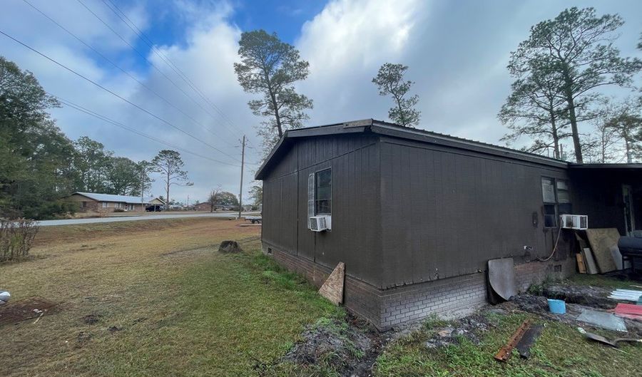 96 Canal St, Baxley, GA 31513 - 3 Beds, 2 Bath