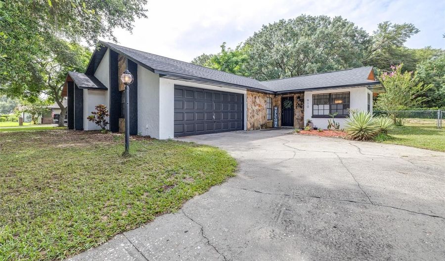 910 VAN Dr, Auburndale, FL 33823 - 3 Beds, 2 Bath
