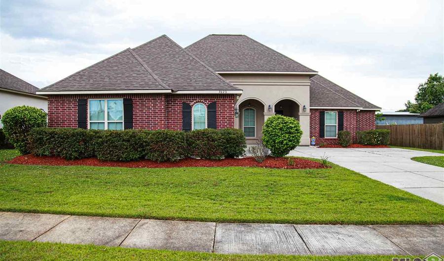 7022 MARSHALL BOND Dr, Zachary, LA 70791 - 3 Beds, 3 Bath