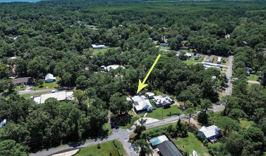 242 15th St, Apalachicola, FL 32320 - 3 Beds, 2 Bath
