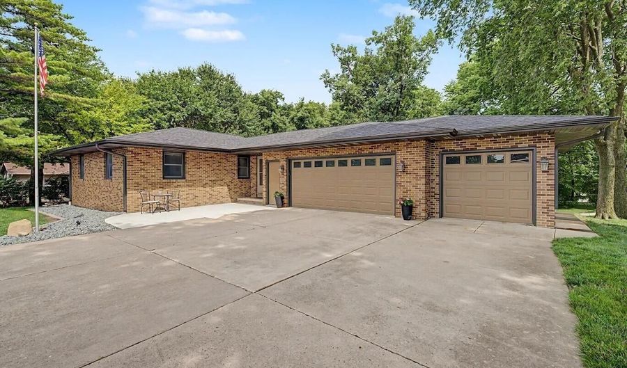 2349 Lakeview Dr, Ames, IA 50010 - 3 Beds, 2 Bath