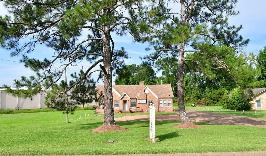 391 Brookhaven St, Brookhaven, MS 39601 - 0 Beds, 3 Bath