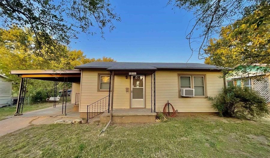 1311 N 9th St, Arkansas City, KS 67005 - 2 Beds, 1 Bath