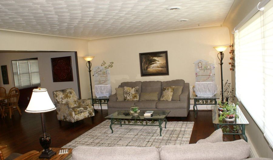 102 Linda Ln, Aberdeen, SD 57401 - 5 Beds, 3 Bath