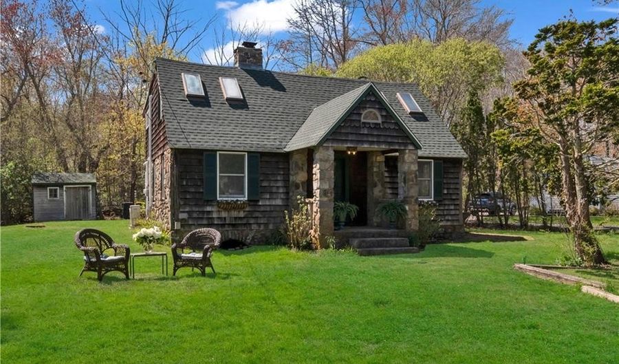 1 Mohawk Trl, Narragansett, RI 02882 - 3 Beds, 2 Bath