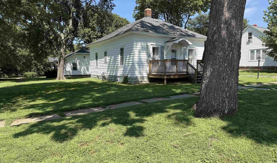 1420 14th St, Auburn, NE 68305 - 2 Beds, 1 Bath