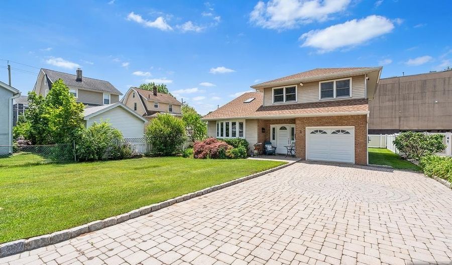 2 Violet Ct, Bergenfield, NJ 07621 - 3 Beds, 2 Bath