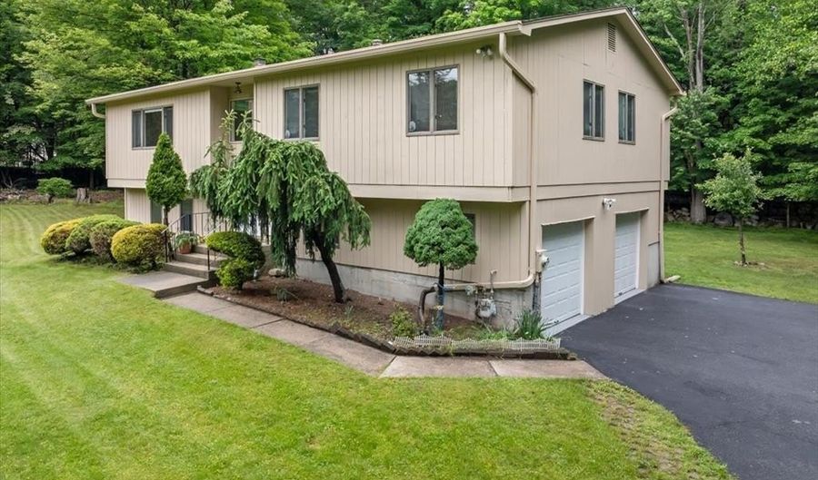 60 Smith Hill Rd, Airmont, NY 10952 - 4 Beds, 3 Bath