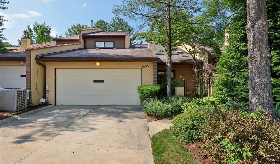1695 Brookwood Dr, Akron, OH 44313 - 3 Beds, 4 Bath