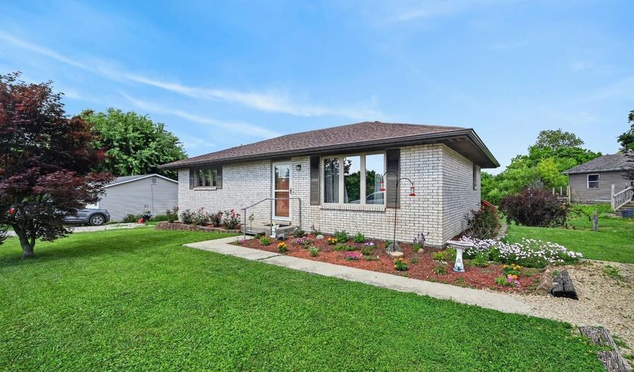 601 Pleasant View Dr, Aurora, IN 47001 - 2 Beds, 1 Bath