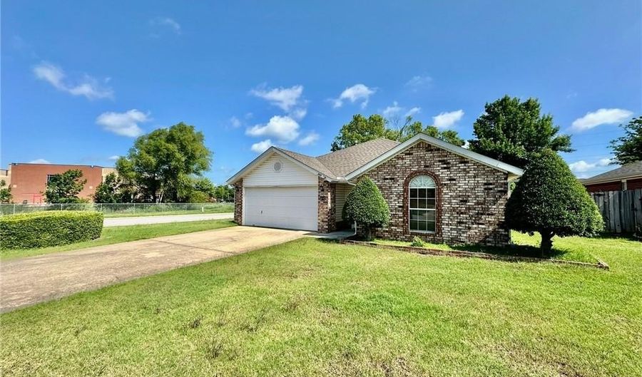 801 Jon Dr, Bentonville, AR 72712 - 3 Beds, 2 Bath