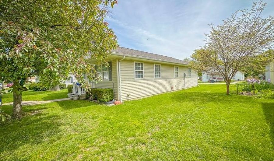 230 Clarksville Rd, Pittsfield, IL 62363 - 3 Beds, 2 Bath