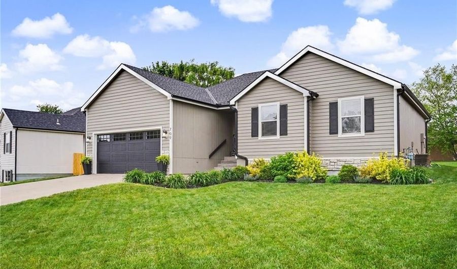 709 Flame Way, Baldwin City, KS 66006 - 3 Beds, 2 Bath