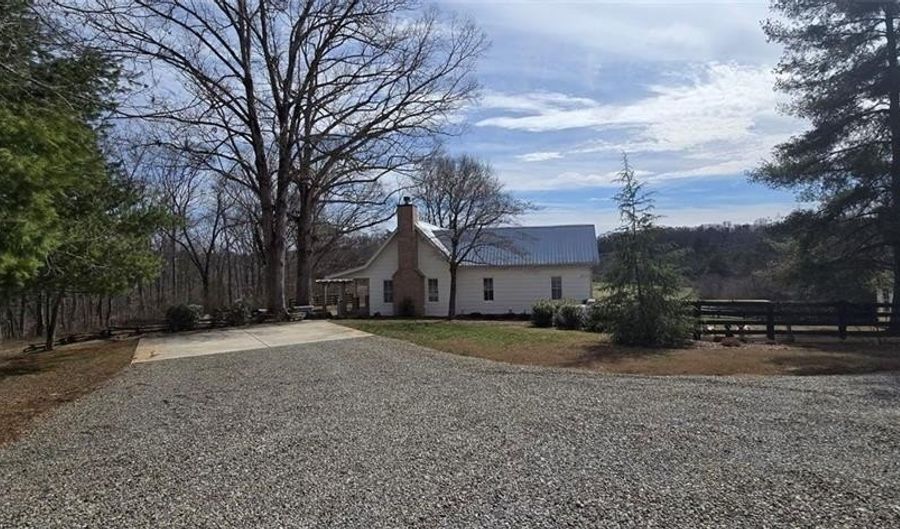 812 Bessie Ln, Ball Ground, GA 30107 - 2 Beds, 3 Bath