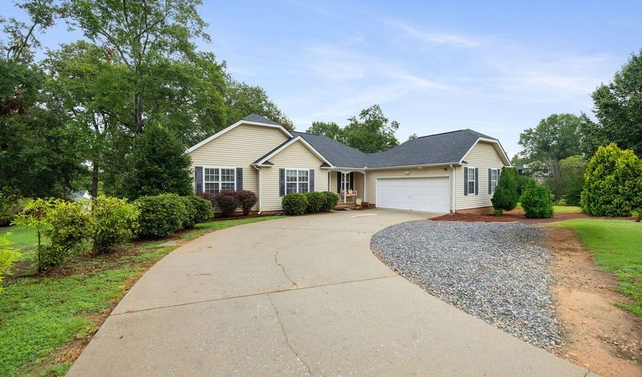 109 Coachman Ct, Anderson, SC 29625 - 3 Beds, 2 Bath