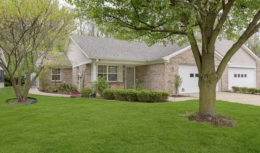 659 Moonglow Ln, Indianapolis, IN 46217 - 2 Beds, 2 Bath