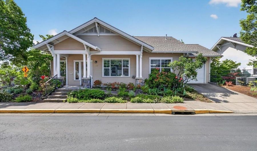 846 Stony Pt, Ashland, OR 97520 - 2 Beds, 2 Bath