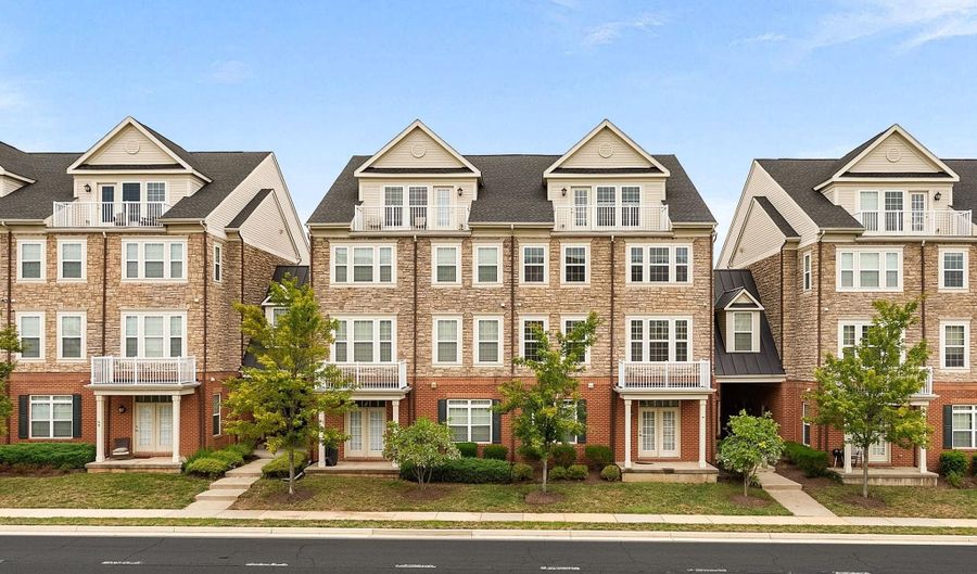 42621 CAPITOL VIEW Ter, Ashburn, VA 20148 - 3 Beds, 3 Bath