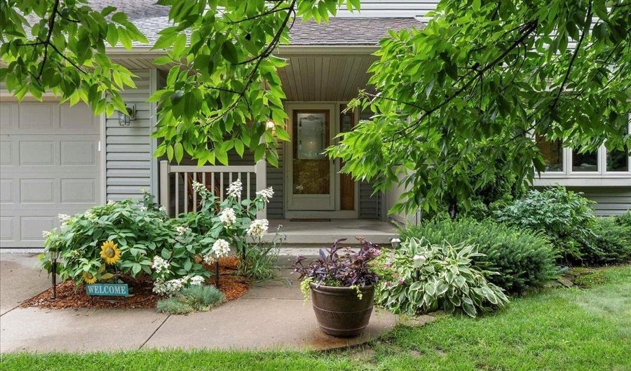2524 CARRIEDALE Ct, Fitchburg, WI 53711 - 3 Beds, 3 Bath