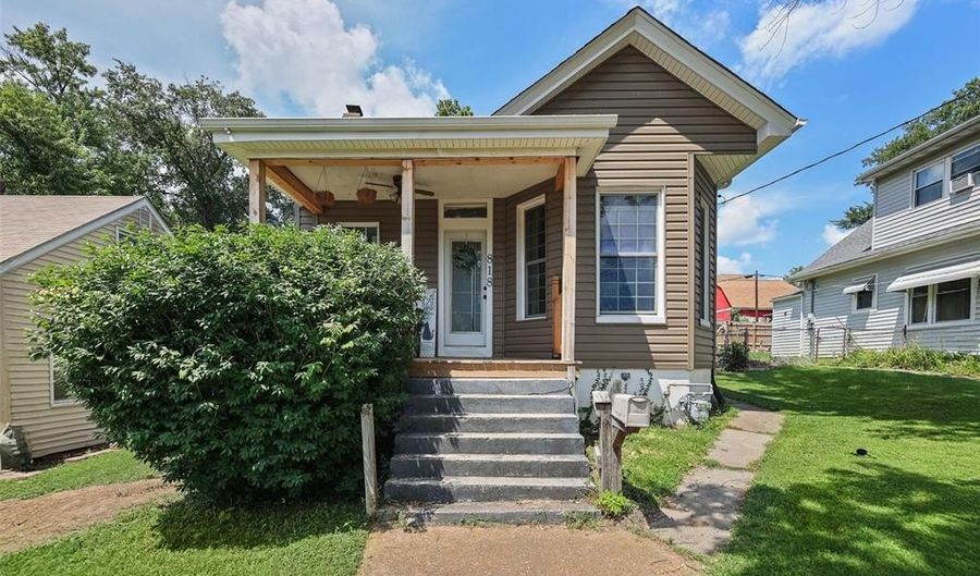 818 Spruce St, Alton, IL 62002 - 2 Beds, 2 Bath
