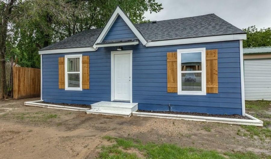 707 W Lamar St, Alvord, TX 76225 - 2 Beds, 1 Bath