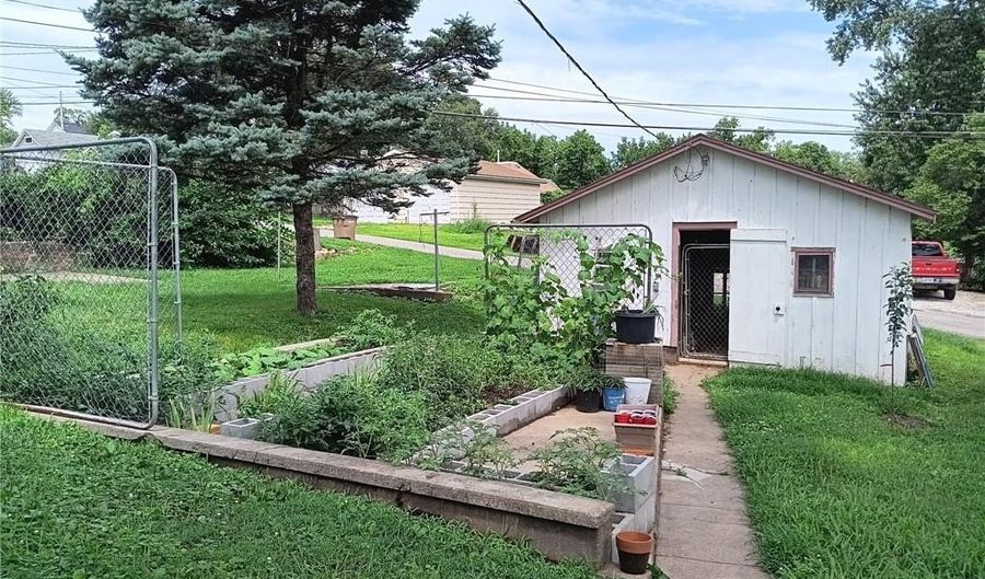1517 Commercial St, Atchison, KS 66002 - 2 Beds, 2 Bath