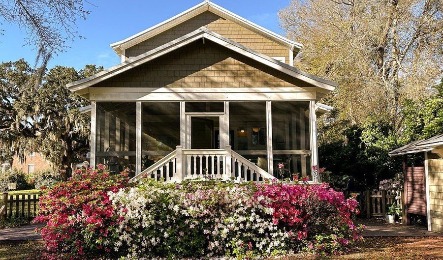15 8th St, Apalachicola, FL 32320 - 2 Beds, 3 Bath