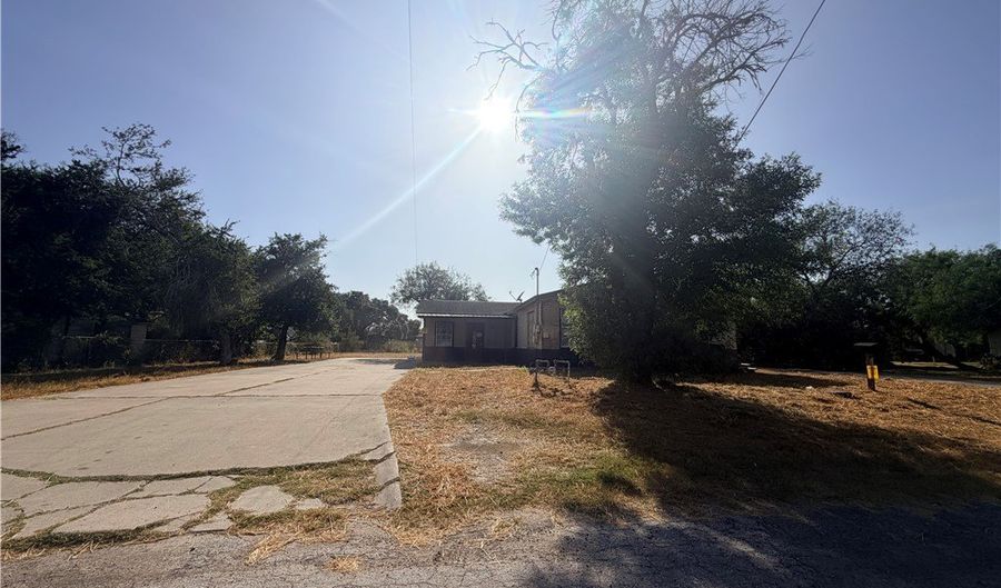 911 S Almond St, Alice, TX 78332 - 5 Beds, 2 Bath