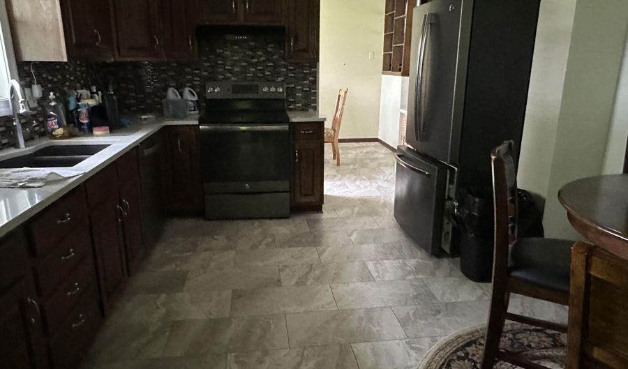 1813 Derian Dr, Aberdeen, SD 57401 - 5 Beds, 3 Bath