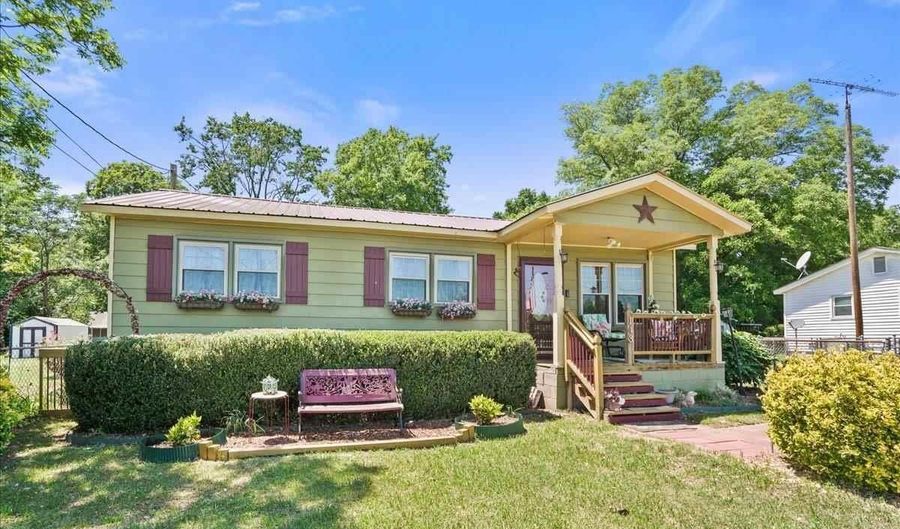 143 Patricia St, Bennettsville, SC 29512 - 3 Beds, 1 Bath