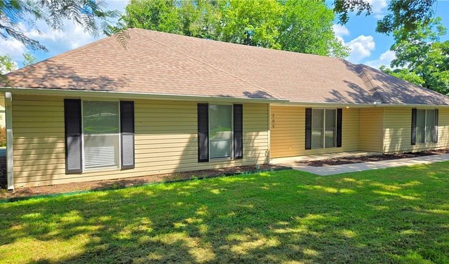 209 S KENTUCKY St, Adrian, MO 64720 - 3 Beds, 2 Bath