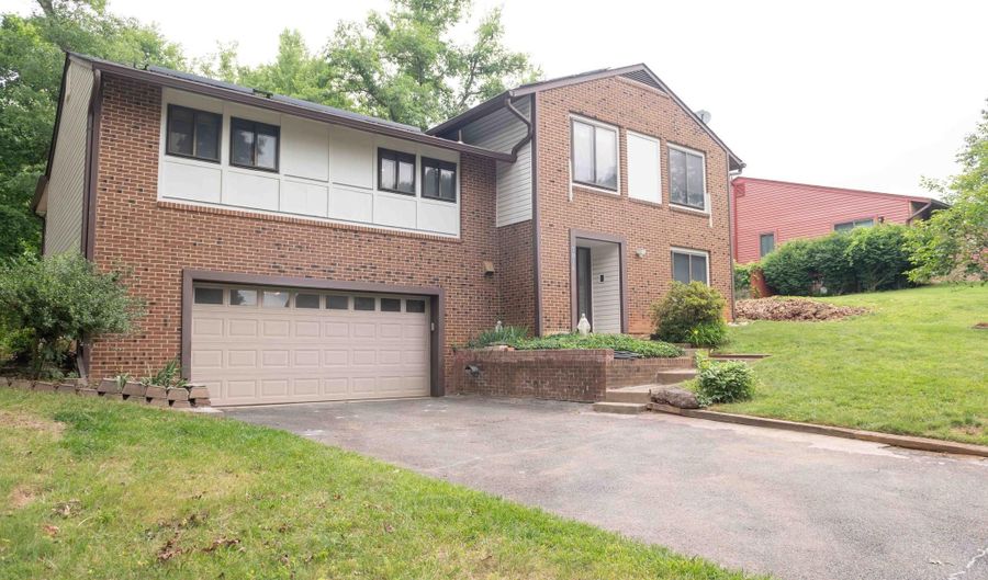 7814 WENDY RIDGE Ln, Annandale, VA 22003 - 4 Beds, 3 Bath