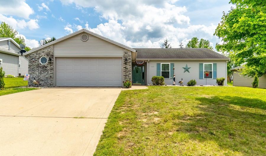 306 Riverview Dr, Albion, IN 46701 - 3 Beds, 2 Bath