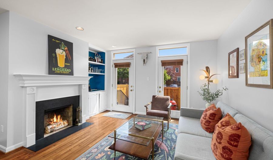 535 COLECROFT Ct, Alexandria, VA 22314 - 2 Beds, 2 Bath