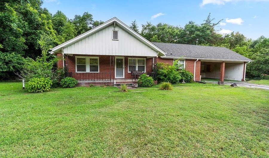 1228 S Main St, Abbeville, SC 29620 - 4 Beds, 3 Bath