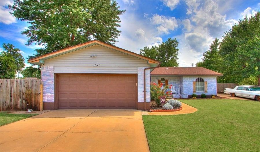 1621 Park Ave, Chickasha, OK 73018 - 3 Beds, 3 Bath
