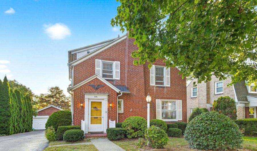 216 JEFFERSON Blvd, Reading, PA 19609 - 3 Beds, 2 Bath