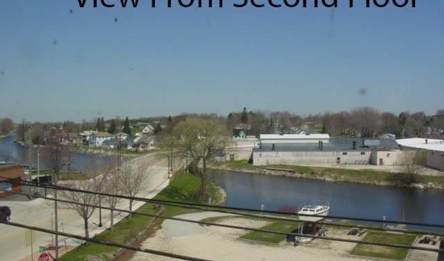 300 4th St, Algoma, WI 54201 - 1 Beds, 2 Bath