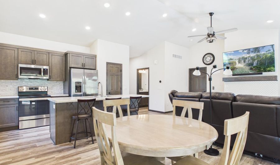 3196 W RYEGRASS Dr, Appleton, WI 54913 - 2 Beds, 2 Bath