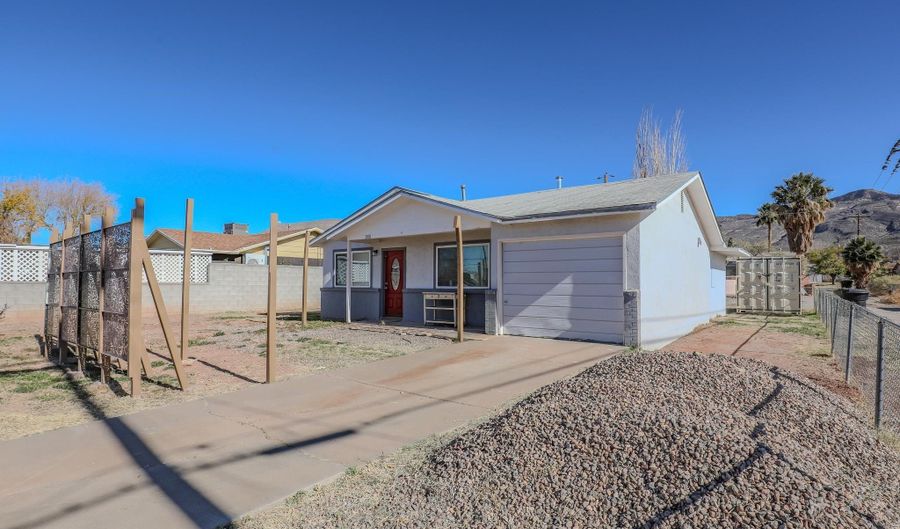 1300 Fillmore Ave, Alamogordo, NM 88310 - 3 Beds, 2 Bath