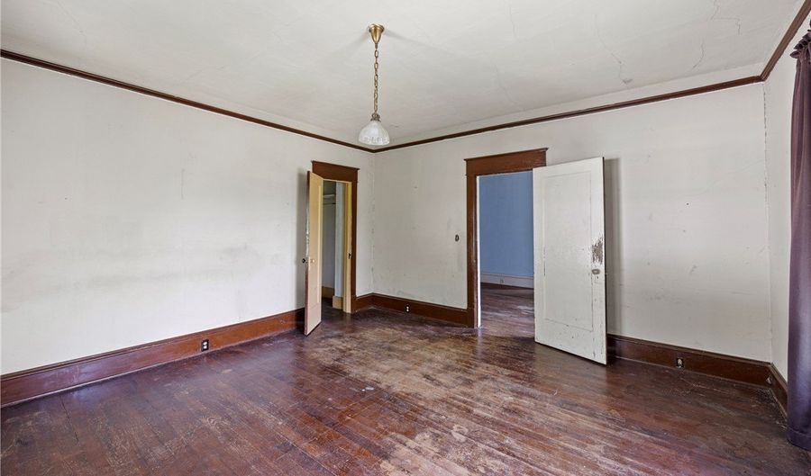 308 W Main St, Atkins, AR 72823 - 5 Beds, 2 Bath