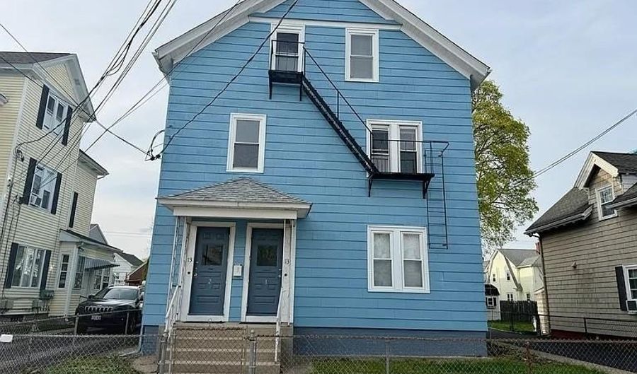 13 Elizabeth St 3, Cumberland, RI 02864 - 3 Beds, 1 Bath