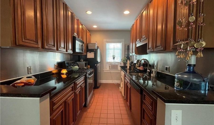 3 Bay View Ave 5, Bristol, RI 02809 - 2 Beds, 1 Bath
