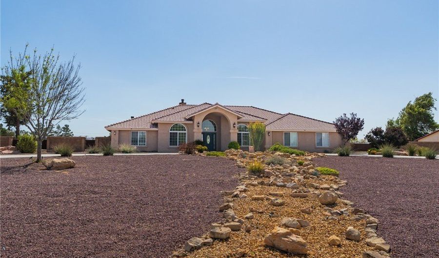 19501 Kinai, Apple Valley, CA 92307 - 5 Beds, 3 Bath