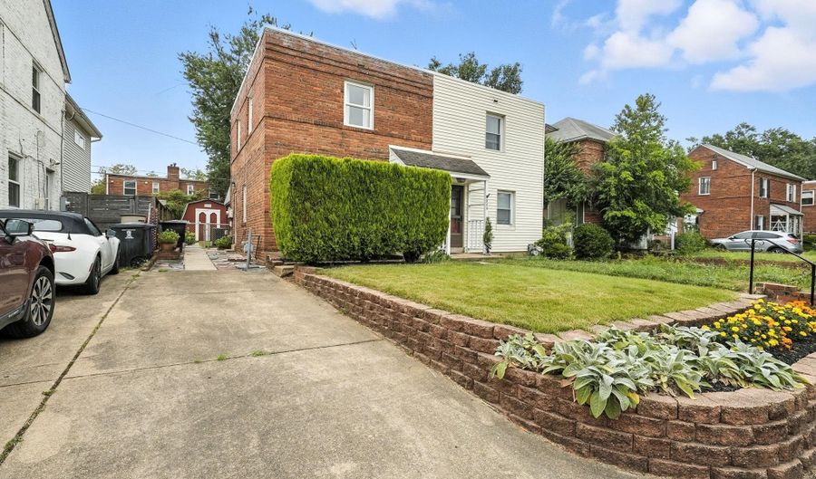 828 S HIGHLAND St, Arlington, VA 22204 - 2 Beds, 2 Bath