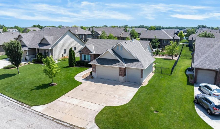 812 N Fairoaks Pl, Andover, KS 67002 - 5 Beds, 3 Bath