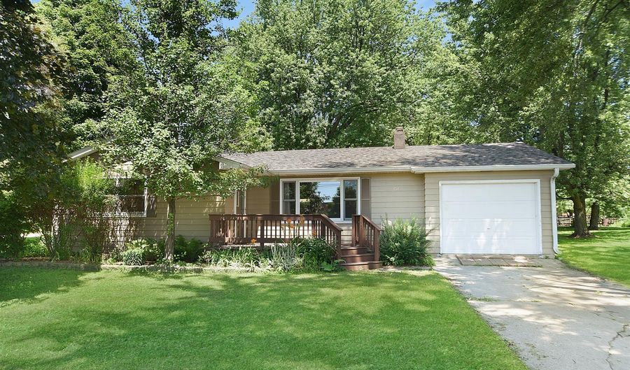 151 Maplewood Dr, Sycamore, IL 60178 - 3 Beds, 1 Bath